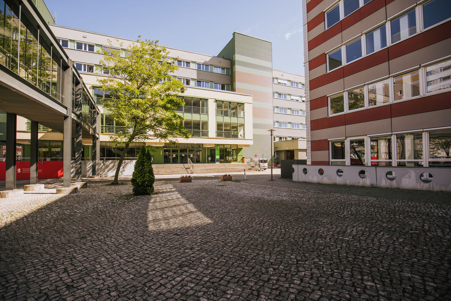 Studium am Campus Lichtenberg der HWR Berlin: Platz zwischen Haus 6A (links), Haus 1 (vorn) und Haus 6B (rechts). Foto: Oana Popa-Costea